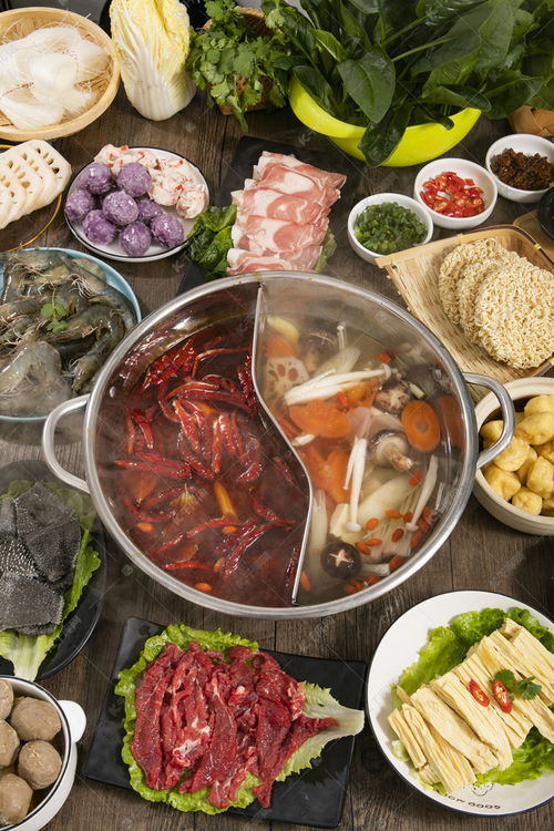 舌尖上的沸騰藝術 火鍋與飲品的視覺盛宴